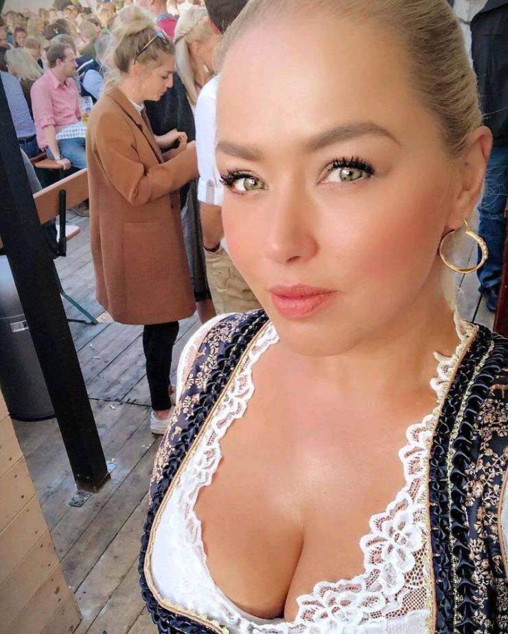 Busty Girls And Seas Of Beer – Oktoberfest 2019
