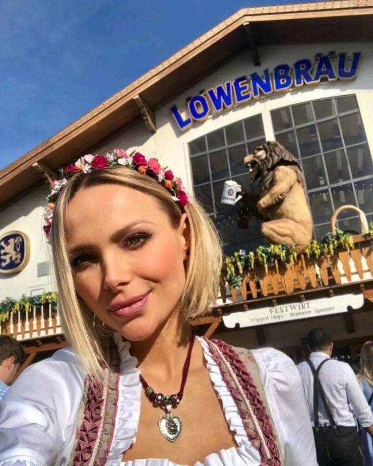 Busty Girls And Seas Of Beer – Oktoberfest 2019