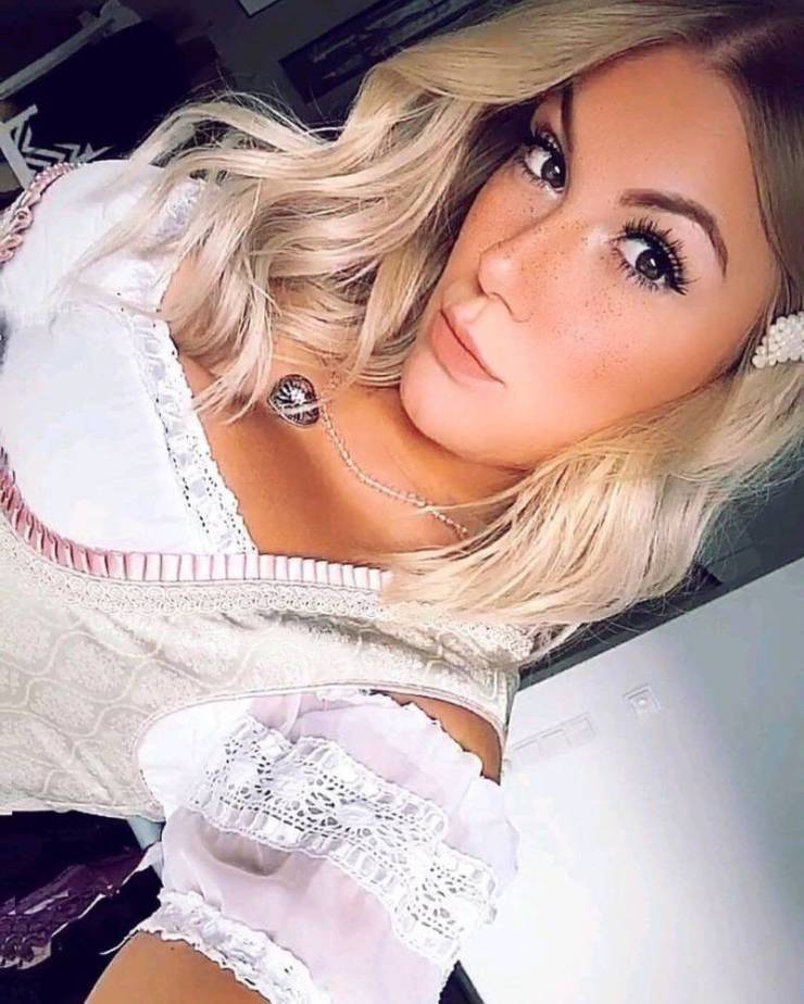 Busty Girls And Seas Of Beer – Oktoberfest 2019