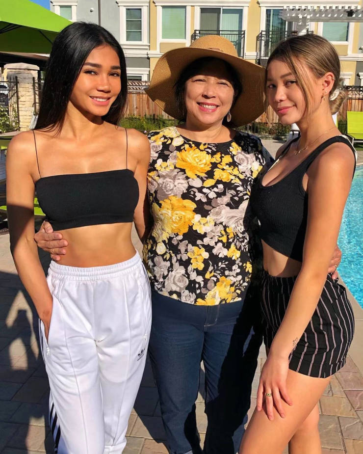 Mom And Her Daughter Look Like Sisters