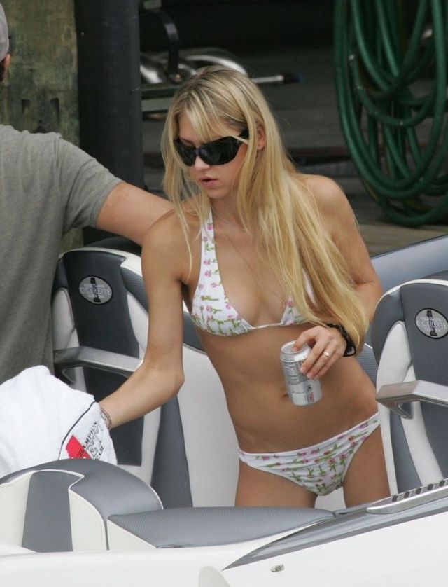 Wow! Celebs in bikini! (69 pics)