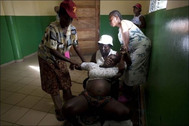 Giving birth in Haiti (15 pics)