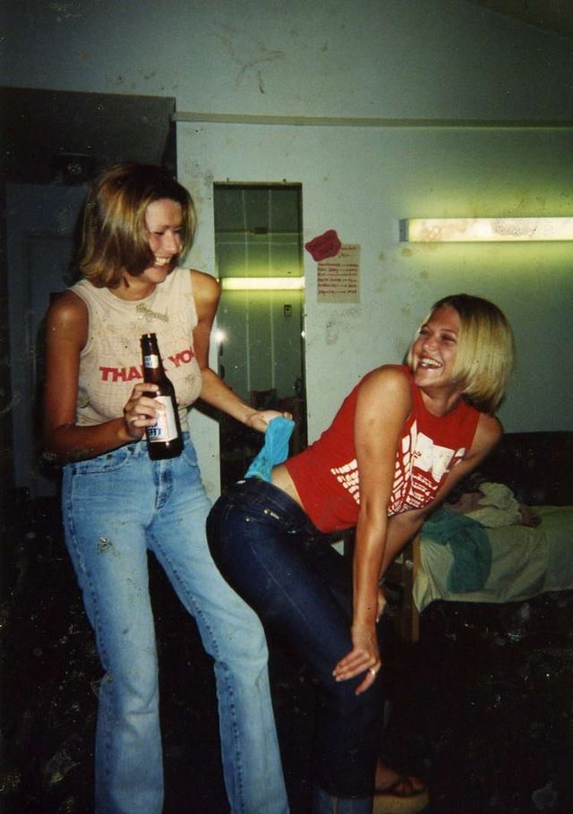 Fun with thongs (28 pics)