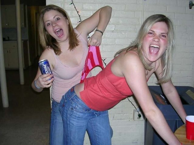 Fun with thongs (28 pics)