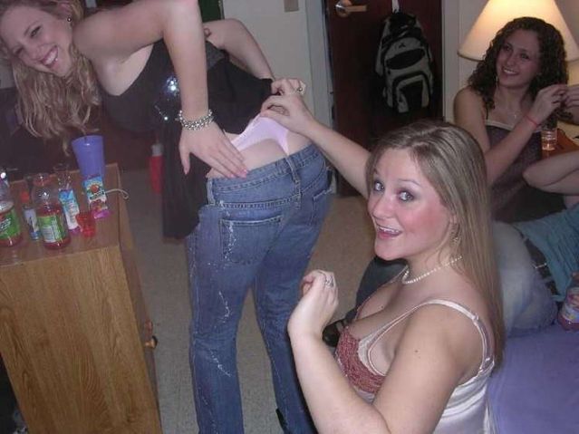 Fun with thongs (28 pics)