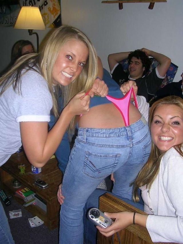Fun with thongs (28 pics)