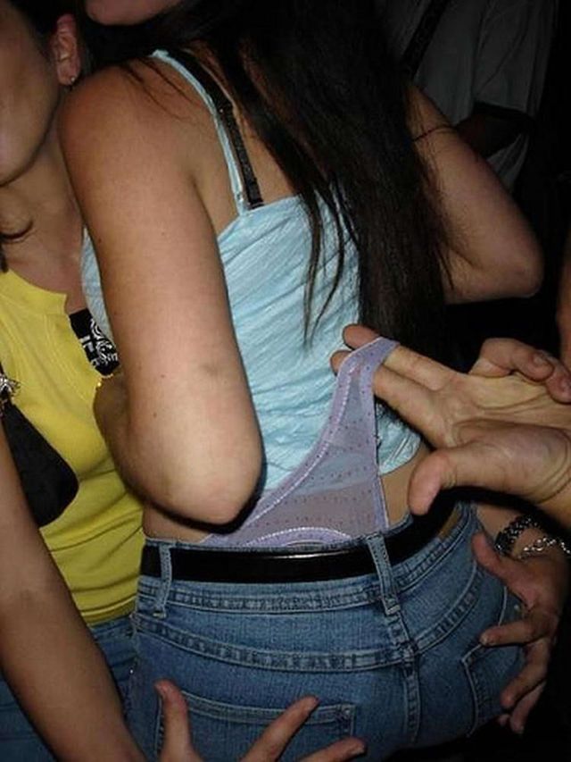 Fun with thongs (28 pics)