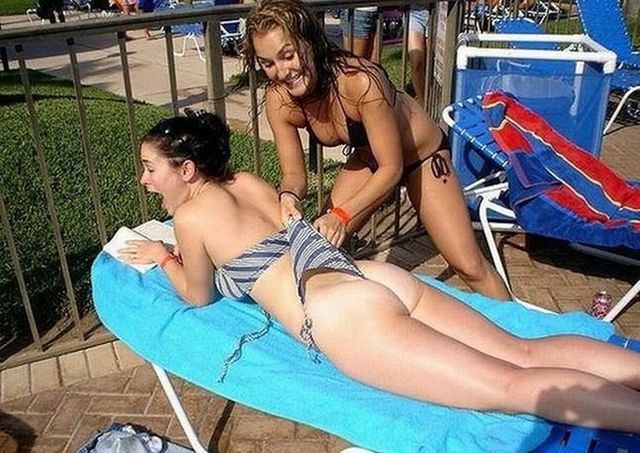 Fun with thongs (28 pics)