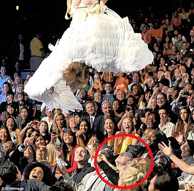 Sacha Baron Cohen insulted Eminem (21 photos + 1 video)  Sacha Baron Cohen insulted Eminem (21 photos + 1 video)