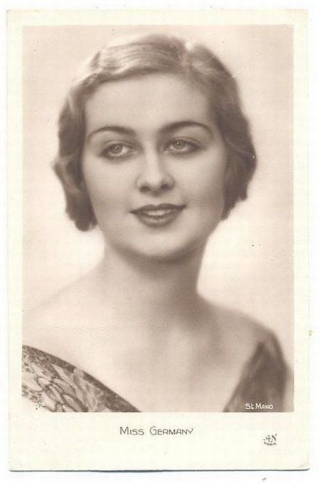 Former beauty contest participant (13 pics)