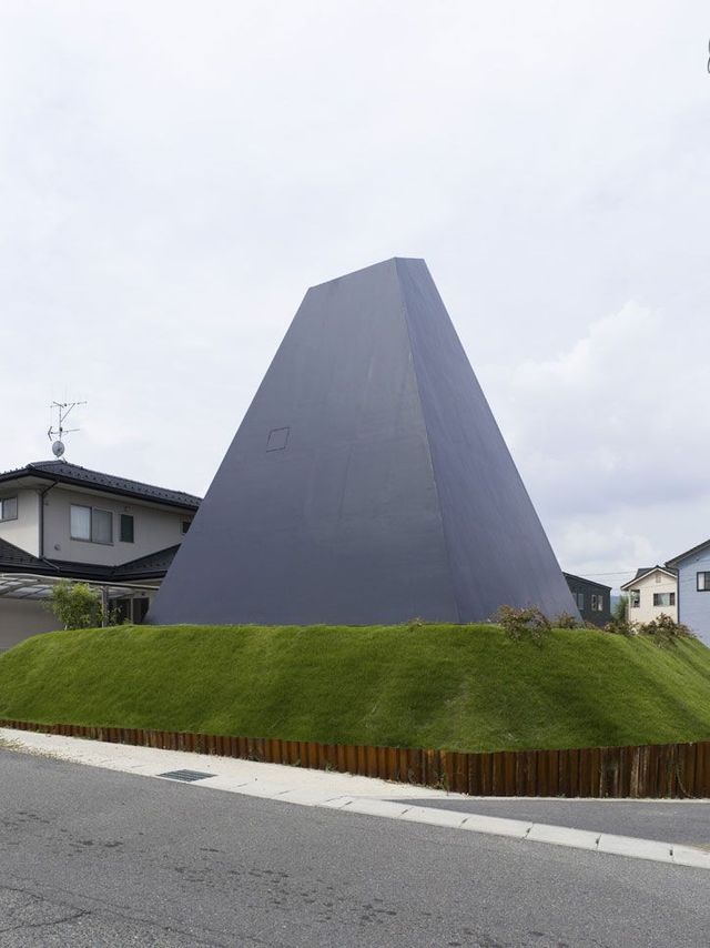 Jet black pyramid as home in Saijo, Hiroshima (18 pics)
