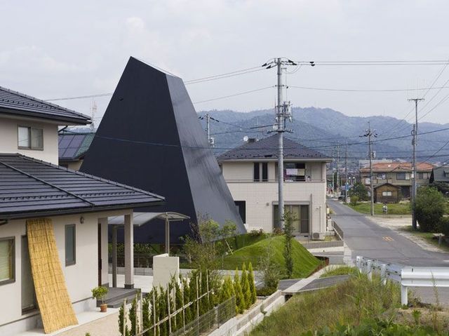 Jet black pyramid as home in Saijo, Hiroshima (18 pics)