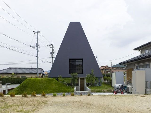 Jet black pyramid as home in Saijo, Hiroshima (18 pics)