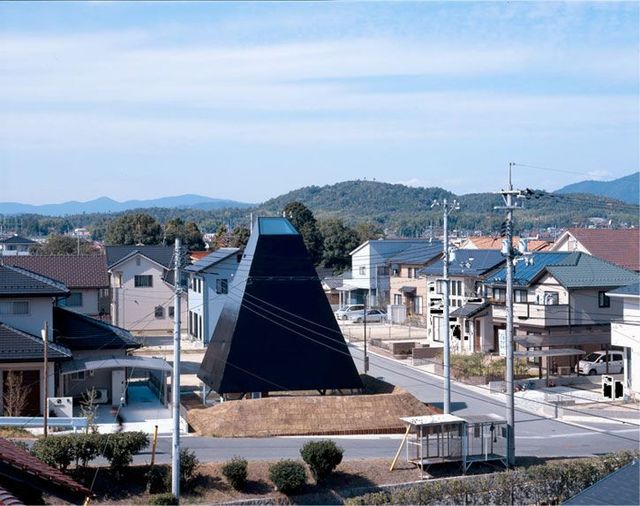 Jet black pyramid as home in Saijo, Hiroshima (18 pics)