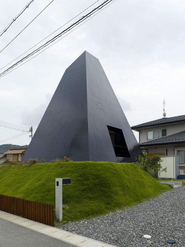 Jet black pyramid as home in Saijo, Hiroshima (18 pics)