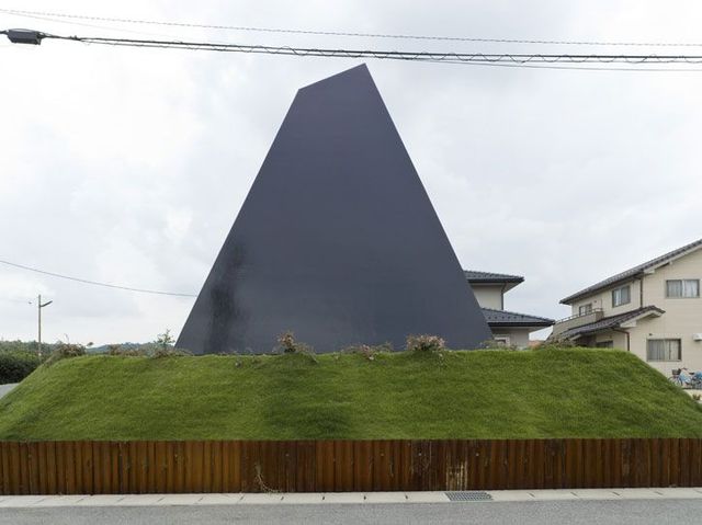 Jet black pyramid as home in Saijo, Hiroshima (18 pics)