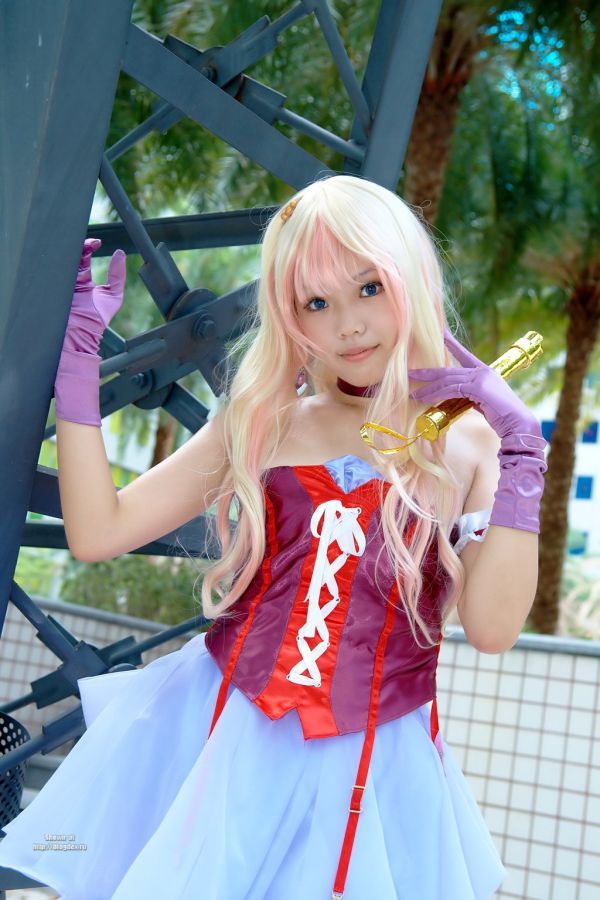 Pretty Asian girl shows us how to cosplay! (32 pics)