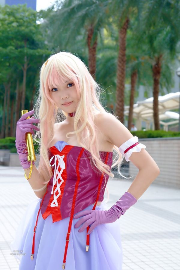 Pretty Asian girl shows us how to cosplay! (32 pics)