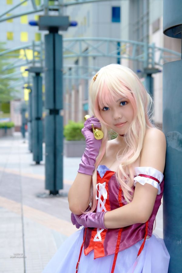 Pretty Asian girl shows us how to cosplay! (32 pics)