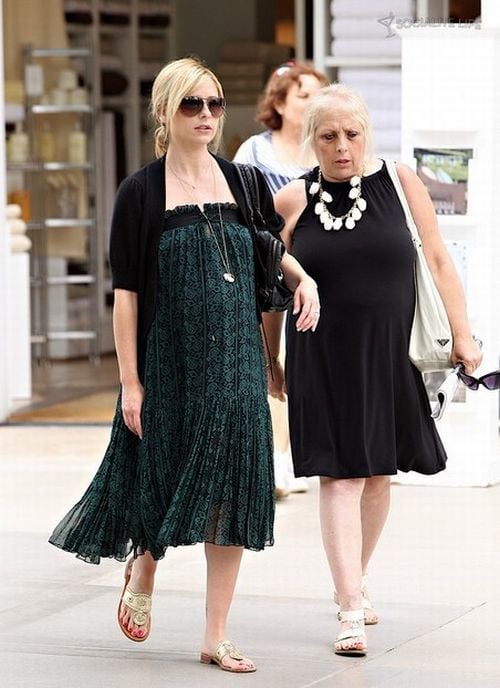 Sarah Michelle Gellar is very pregnant ;) (13 pics)