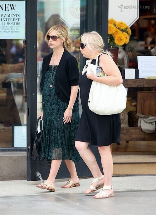 Sarah Michelle Gellar is very pregnant ;) (13 pics)