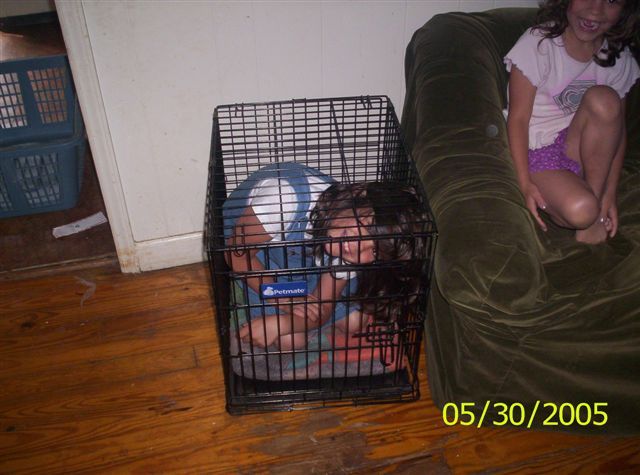 Children in cages (30 pics)