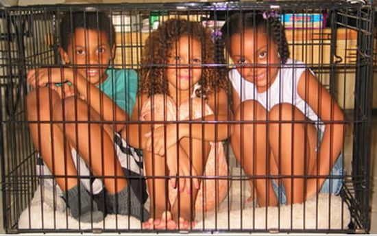 Children in cages (30 pics)