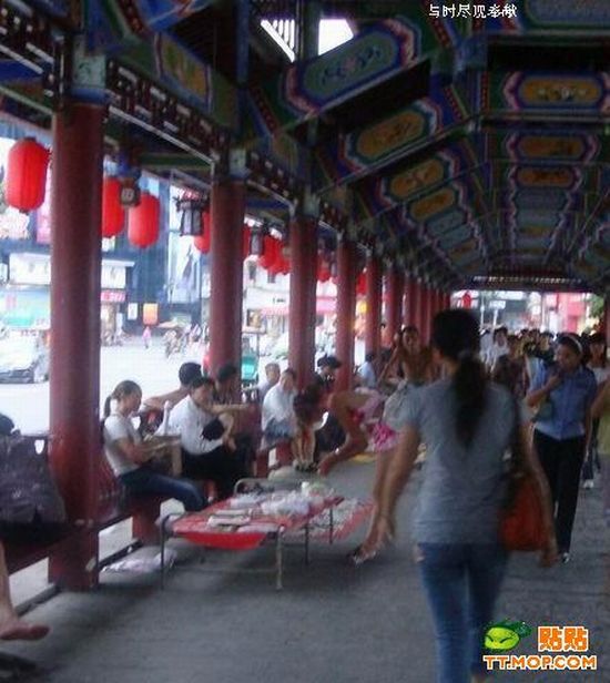 Short Skirts Have One Major Inconvenience! )) (4 pics)