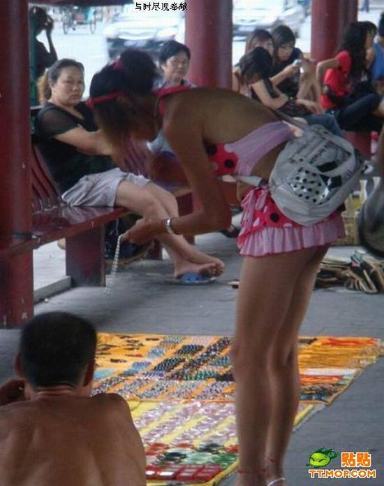 Short Skirts Have One Major Inconvenience! )) (4 pics)