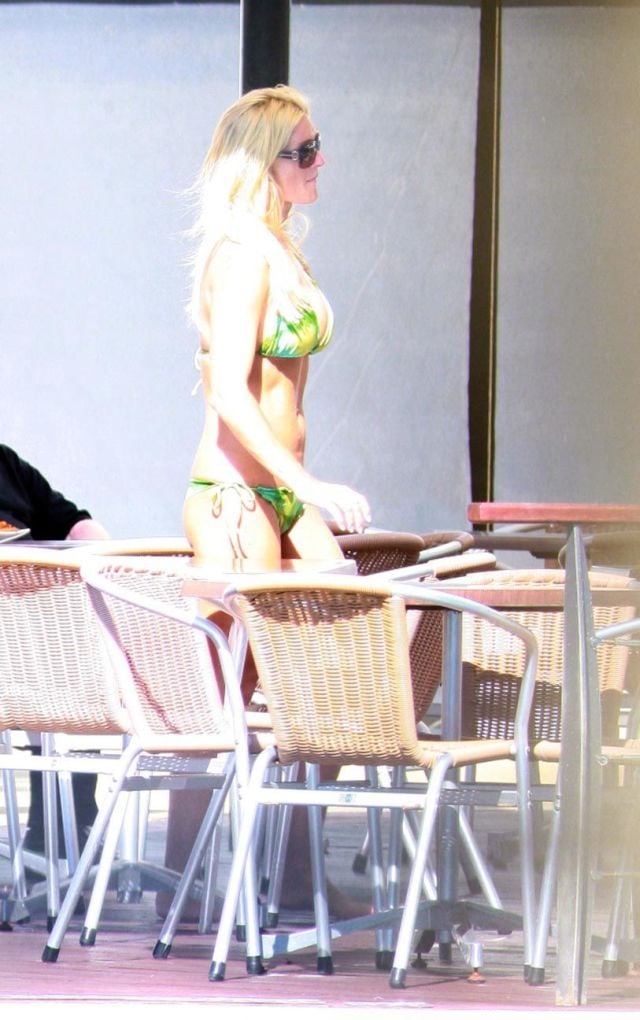 Hulk Hogan and his daughter in the pool (9 pics)