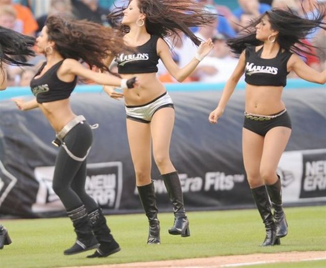 Compilation of Hot Cheerleaders (32 pics)