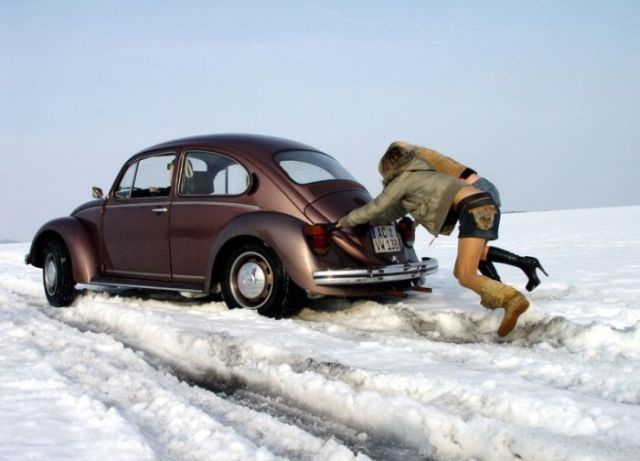 Pretty Girls Stuck in Snowy Roads (34 pics)