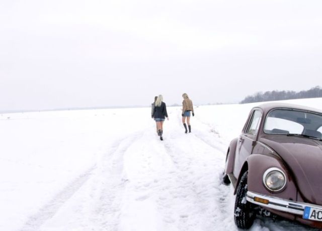 Pretty Girls Stuck in Snowy Roads (34 pics)