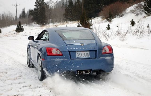 Pretty Girls Stuck in Snowy Roads (34 pics)