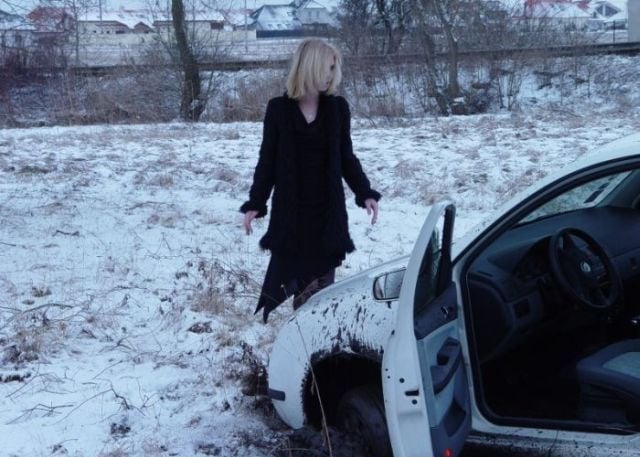 Pretty Girls Stuck in Snowy Roads (34 pics)