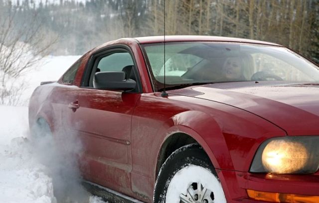 Pretty Girls Stuck in Snowy Roads (34 pics)