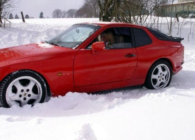 Pretty Girls Stuck in Snowy Roads (34 pics)