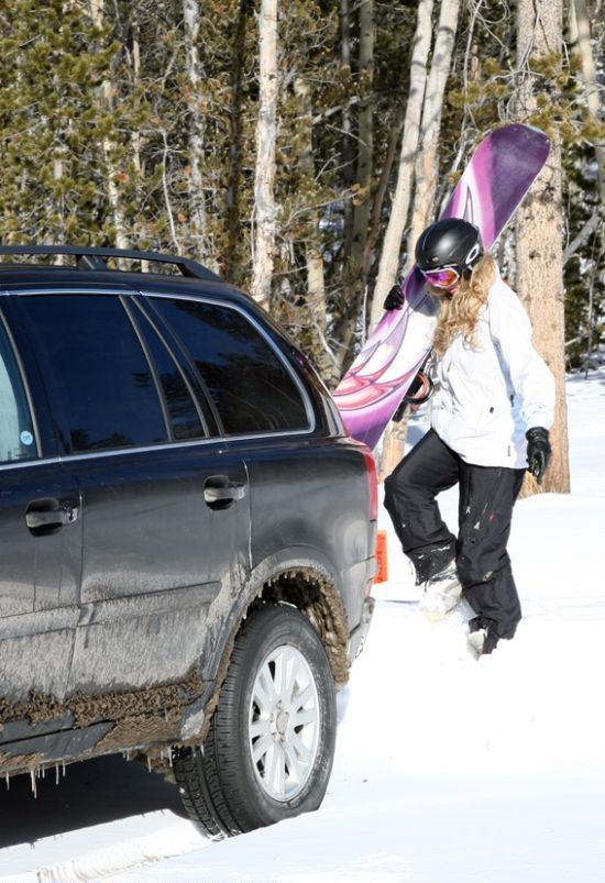 Pretty Girls Stuck in Snowy Roads (34 pics)