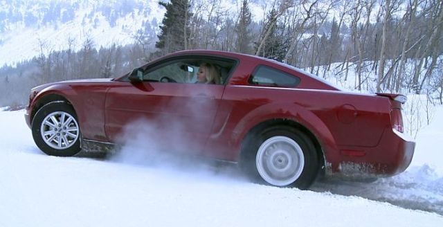 Pretty Girls Stuck in Snowy Roads (34 pics)