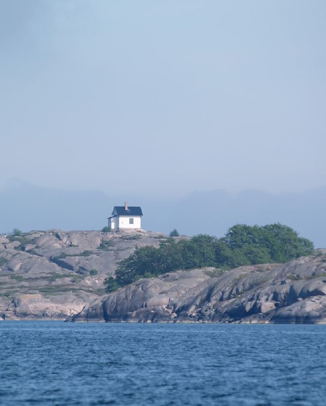 Alone in the middle of nowhere (16 pics)