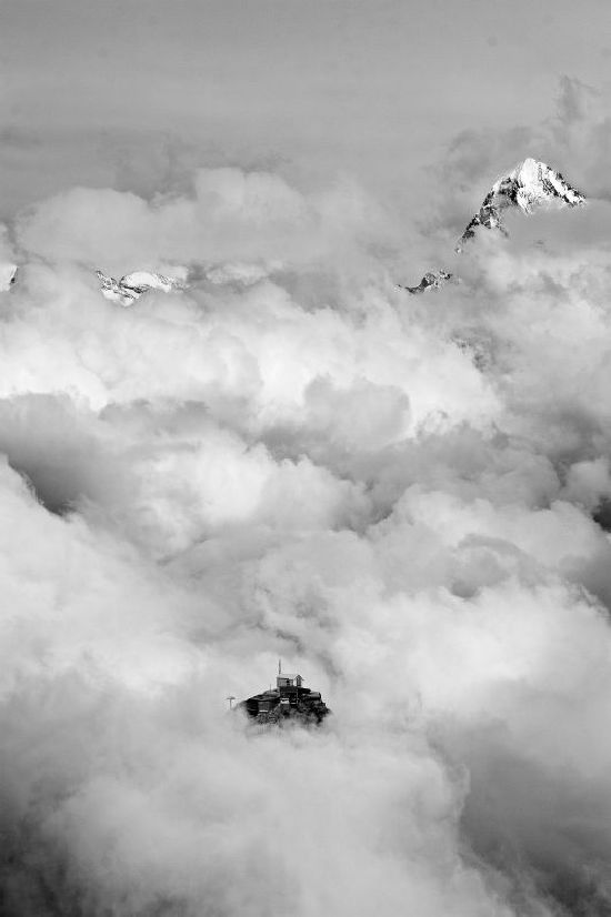 Alone in the middle of nowhere (16 pics)