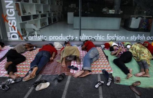 People Sleeping Everywhere (40 pics)