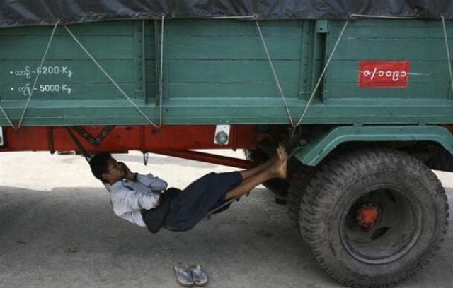 People Sleeping Everywhere (40 pics)