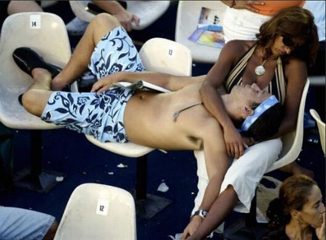 People Sleeping Everywhere (40 pics)