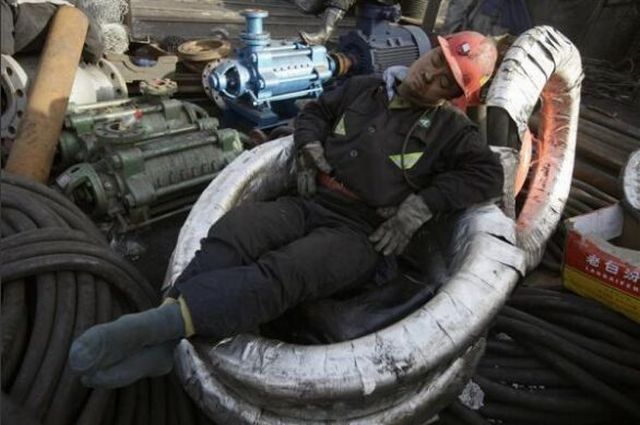 People Sleeping Everywhere (40 pics)