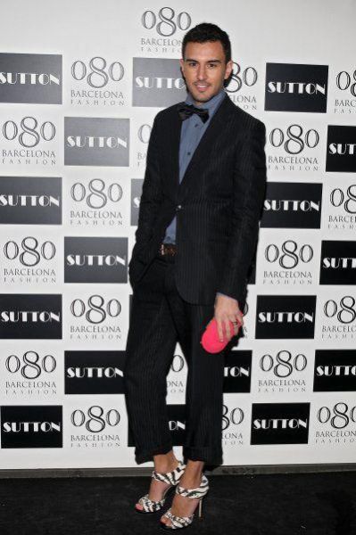 This Man Has a Good Taste in Women’s Shoes (16 pics)