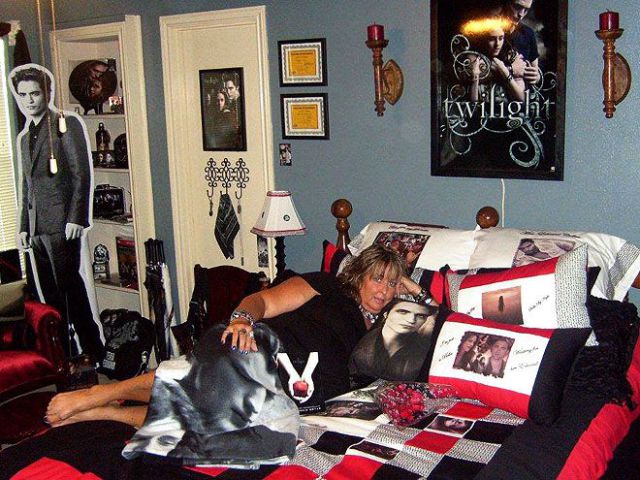 Twilight Fans with Creepy Twilight-Themed Bedrooms (28 pics) Twilight Fans with Creepy Twilight-Themed Bedrooms (28 pics)