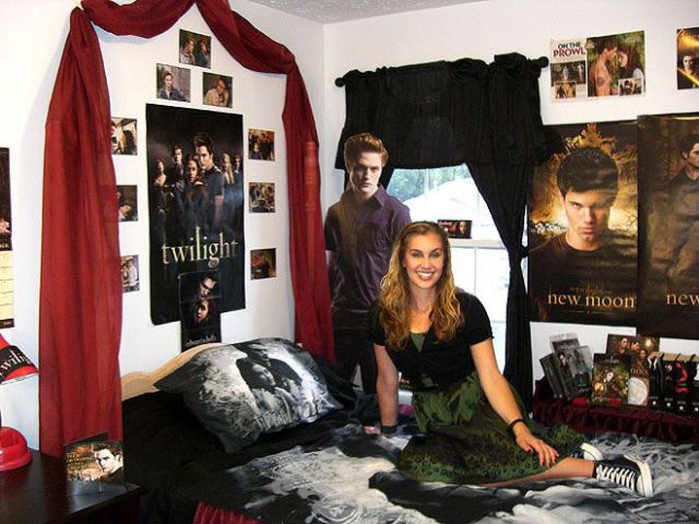 Twilight Fans with Creepy Twilight-Themed Bedrooms (28 pics) Twilight Fans with Creepy Twilight-Themed Bedrooms (28 pics)