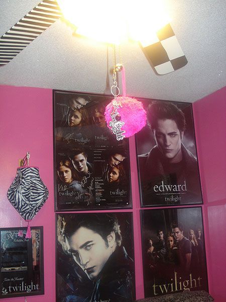 Twilight Fans with Creepy Twilight-Themed Bedrooms (28 pics) Twilight Fans with Creepy Twilight-Themed Bedrooms (28 pics)