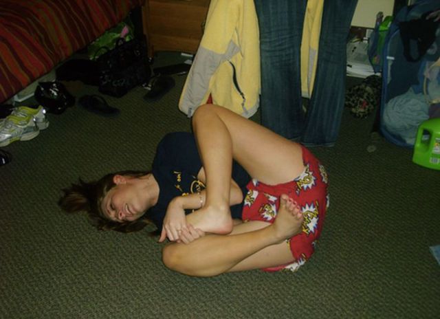Girls with Stubbed Toes Making Faces (18 pics) Girls with Stubbed Toes Making Faces (18 pics)